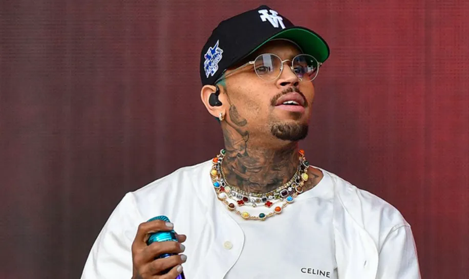 rickmedia: chris-brown-akana-mashtaka-kumpiga-mtu-club-245-rickmedia