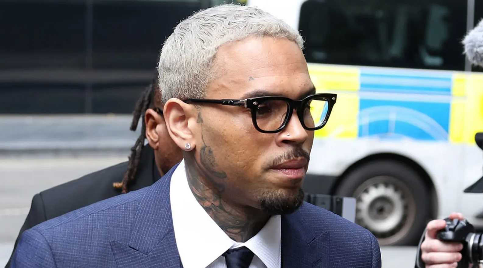 rickmedia: aliemshtaki-chris-brown-aomba-kesi-ifutwe-924-rickmedia